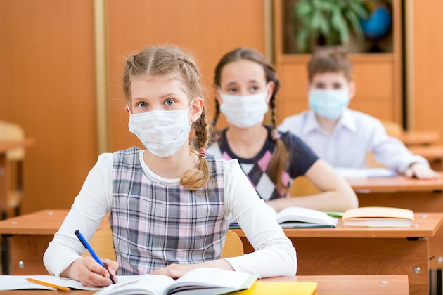 Elevii din anii terminali se întorc de azi la şcoală. Se fac pregătiri pentru examene