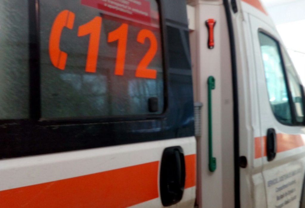 Impact între o mașină și un scuter. Un băiat de 14 ani a ajuns la spital