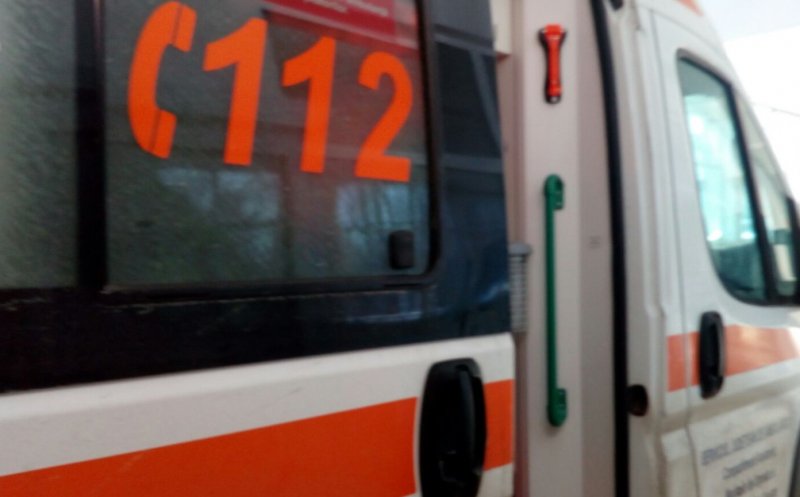 Impact între o mașină și un scuter. Un băiat de 14 ani a ajuns la spital