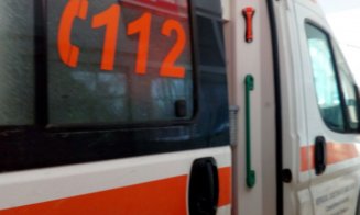 Impact între o mașină și un scuter. Un băiat de 14 ani a ajuns la spital