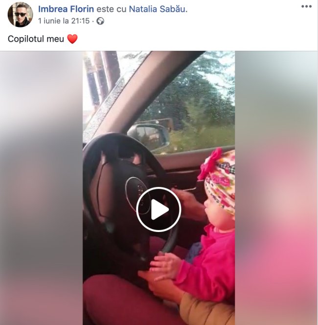 Un şofer clujean s-a jucat cu viaţa fetiţei sale de câteva luni. I-a pus volanul în mână şi a filmat gestul inconştient