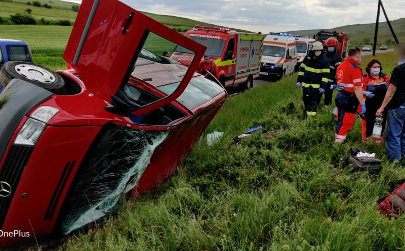Accident cu răniţi pe un drum din Cluj. O dubă s-a răsturnat într-un șanț