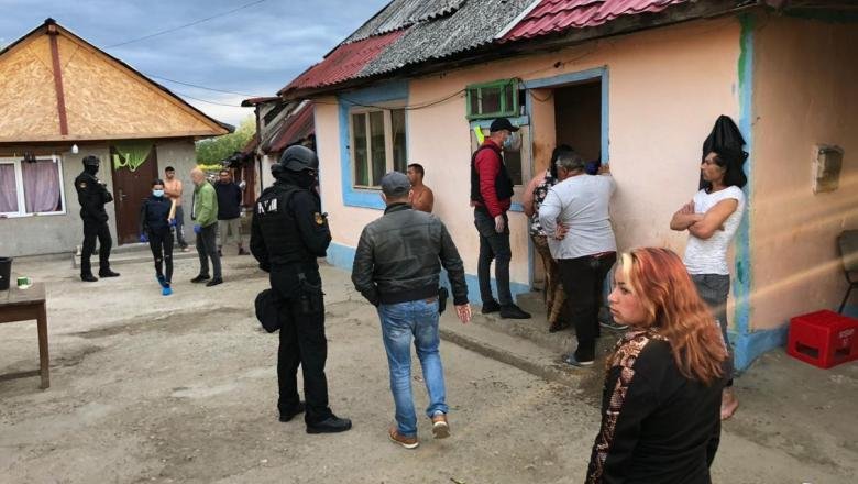 Sclavagism în Maramureș! Bătuți, înfometaţi, ţinuţi în grajd cu animalele