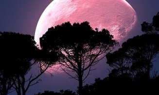 Eclipsa de lună prin penumbră sau "luna sângerie" a fost vizibilă aseară şi din România