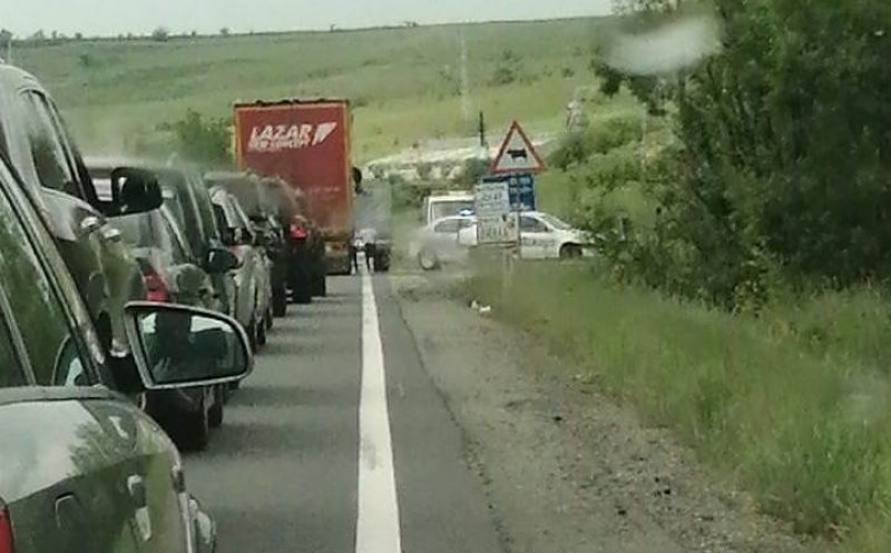Trafic blocat zeci de minute la Izvoru Crișului. Un șofer a intrat cu mașina într-o autoutilitară