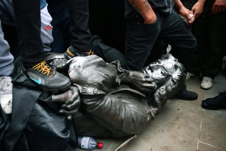 Participanţii la un protest antirasial din Bristol au dărâmat o statuie a unui cunoscut negustor de sclavi