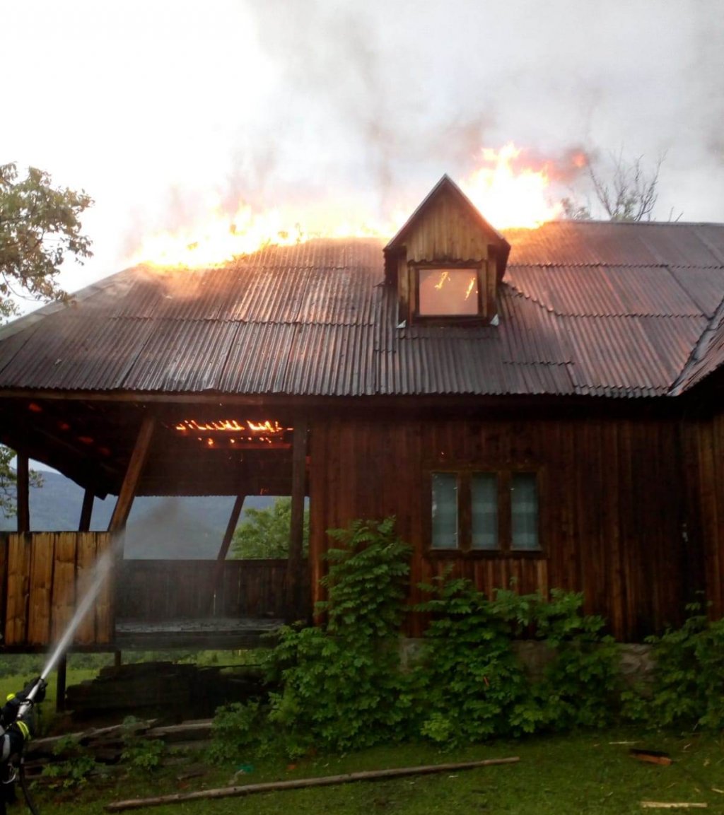 Incendiu la o casă de vacanță din Cluj. A fost lovită de fulger