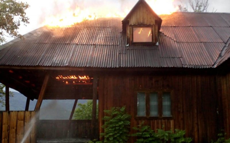 Incendiu la o casă de vacanță din Cluj. A fost lovită de fulger