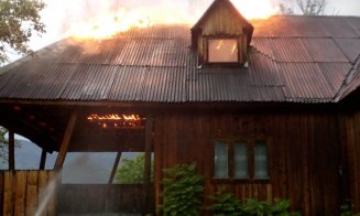 Incendiu la o casă de vacanță din Cluj. A fost lovită de fulger