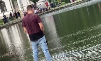 Lacul Chios, WC în aer liber. Tânăr, filmat în timp ce urina în apă, în plină zi