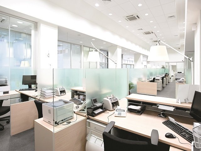 Cel puţin 10-20% din­tre corporatişti şi-ar putea pierde lo­cul de muncă. Valul de concedieri este deja în curs