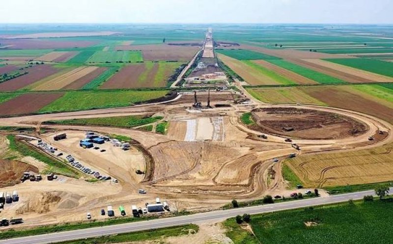 Contractul pentru un tronson al Autostrăzii Transilvania, semnat în prezenţa premierului Orban/ API: lotul se termină în câmp