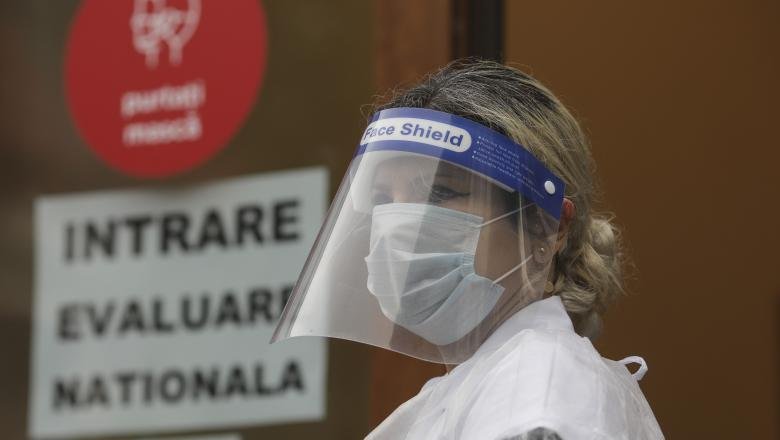 5.200 de absolvenți încep evaluarea națională la Cluj. Vor fi testați cu termometrul noncontact