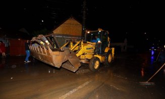 Furtuna a făcut ravagii în Cluj. Drumuri inundate, copaci rupți