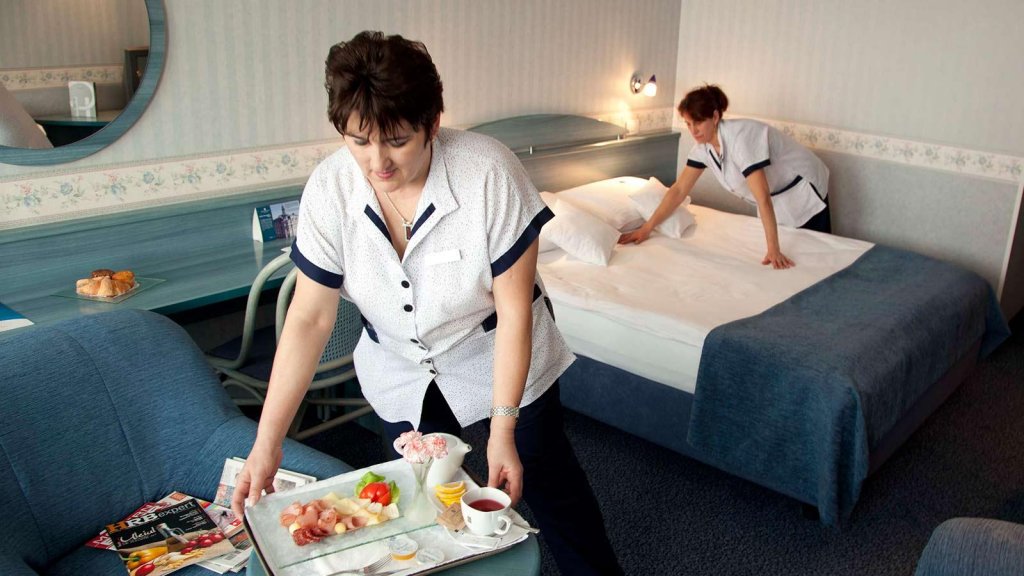 Hotelierii, scutiţi încă 90 de zile de la plata impozitului în acest an