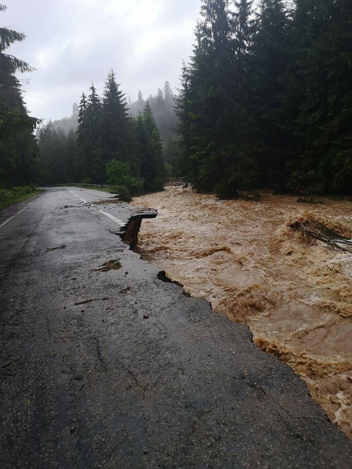 Două porțiuni de drum din județ, blocate în urma inundațiilor