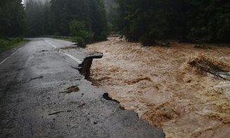 Două porțiuni de drum din județ, blocate în urma inundațiilor