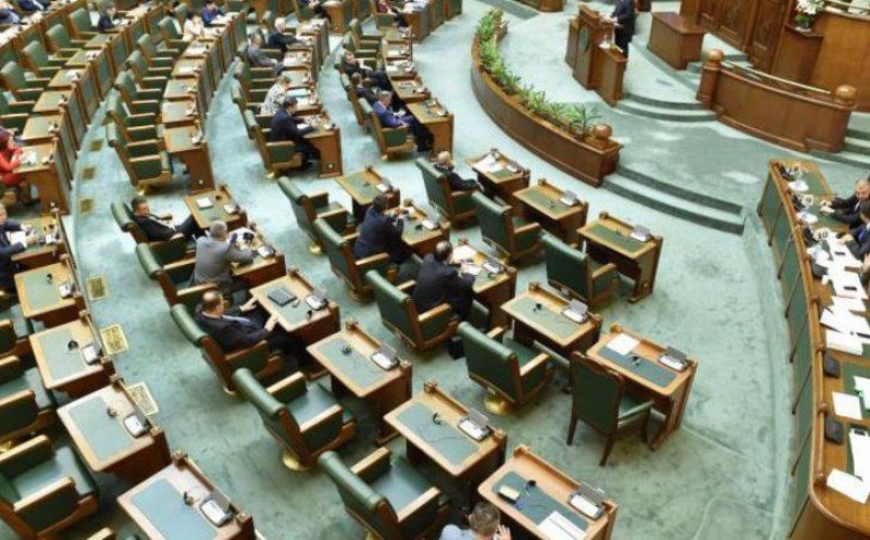 Impozitarea pensiilor speciale, votată de Camera Deputaţilor
