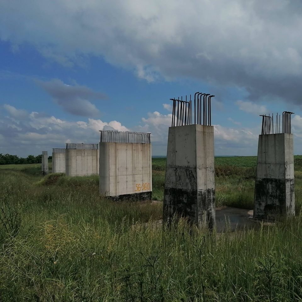 Tronson din Autostrada Transilvania: vegetație luxuriantă, pile cu armături roase de rugină, piloți cu armătura furată