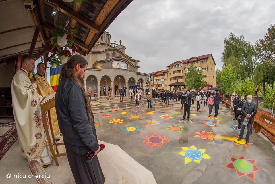 Credincioşii trebuie să respecte reguli noi după redeschiderea bisericilor