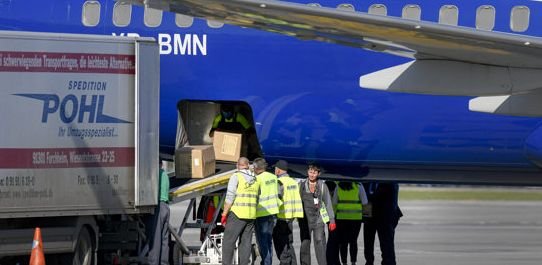 Furt de produse de lux din avioane de pe Otopeni. Percheziţii în curs în Capitală şi alte 2 judeţe