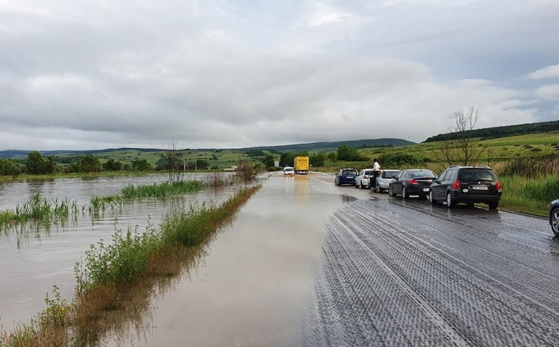 Drumul Cluj - Zalău, blocat de inundații. Unii s-au aventurat prin apă