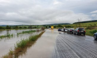 Drumul Cluj - Zalău, blocat de inundații. Unii s-au aventurat prin apă