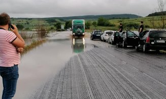Drumul Cluj - Zalău, blocat de inundații. Unii s-au aventurat prin apă