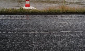 Drumul Cluj - Zalău, blocat de inundații. Unii s-au aventurat prin apă