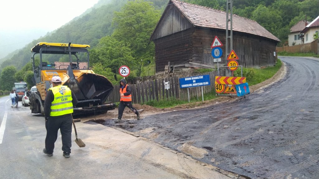 Asfalt pe un drum de munte din Cluj
