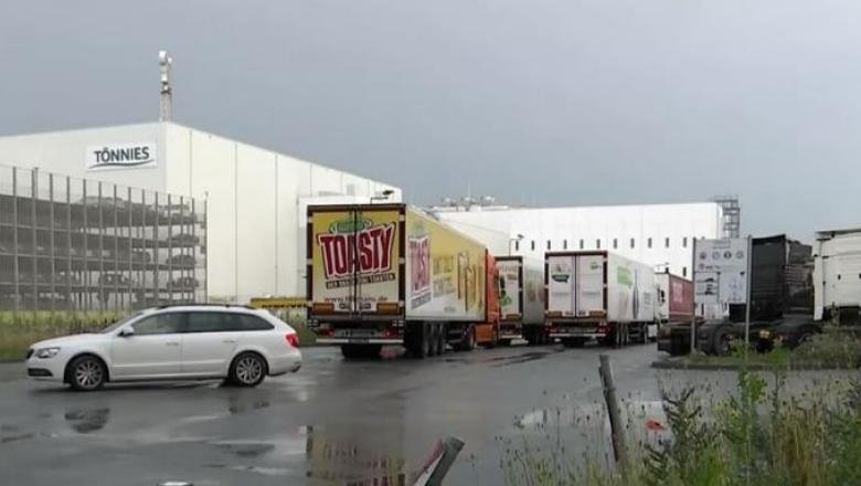 Peste 600 de români care lucrează la un abator în Germania, depistați cu coronavirus