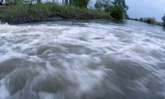 46 de localităţi din 22 de judeţe, afectate de inundaţii. Traficul rutier, restricţionat pe un drum naţional din Cluj