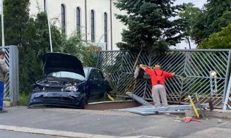 Accident pe Traian Vuia. A rupt gardul și a "parcat" în curte