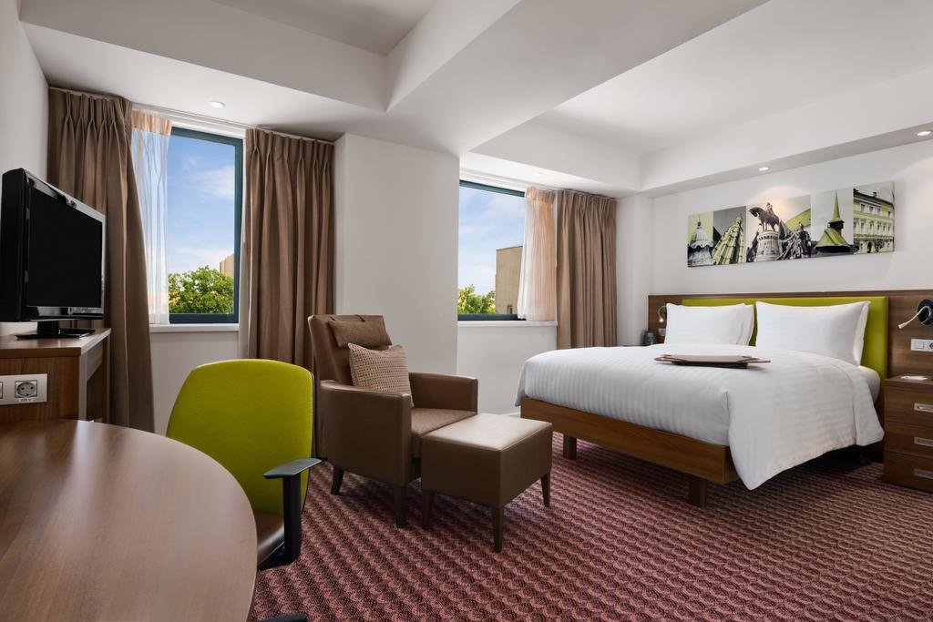 Chirie la hotel: 450 euro/lună. Primul Hilton de Cluj își transformă camerele în birouri