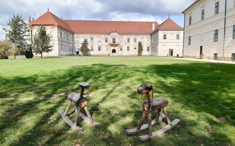 Biciclete de închiriat la Castelul Banffy pentru drumeţii, cu trasee pe o aplicaţie mobilă