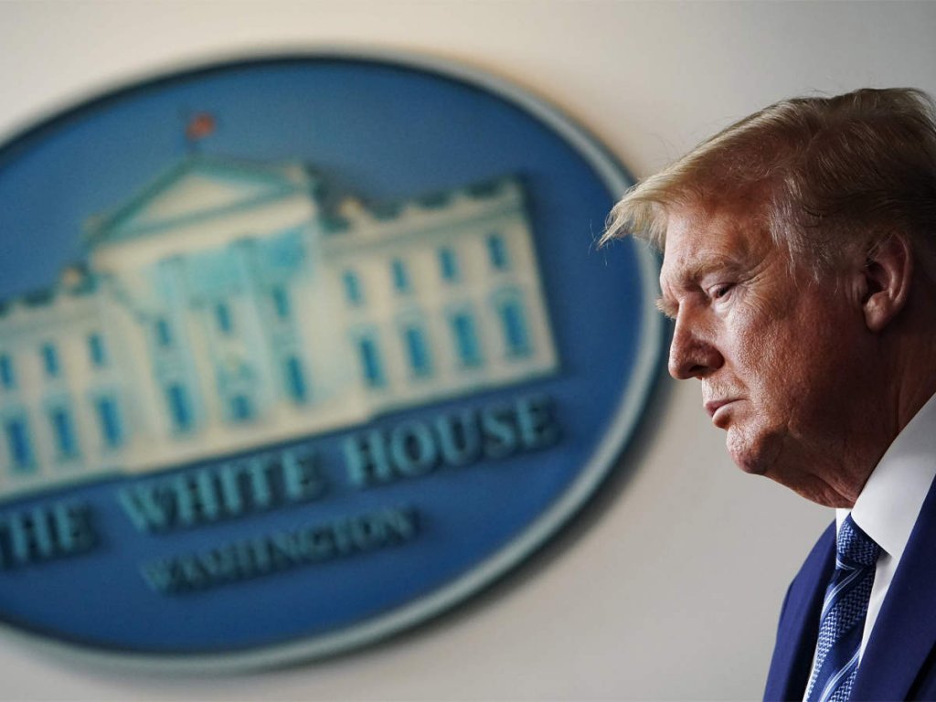 Trump a suspendat acordarea green card-urilor până la sfârşitul anului. Americanii au prioritate la angajare