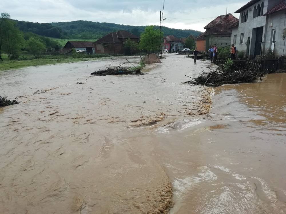 Cod roşu de inundaţii pe râuri din 7 judeţe. Se aşteaptă viituri