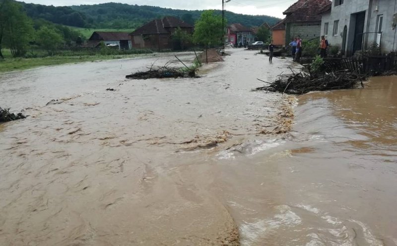 Cod roşu de inundaţii pe râuri din 7 judeţe. Se aşteaptă viituri