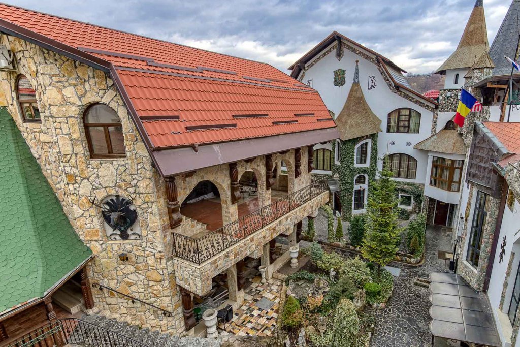 Cât te costă să cumperi un complex hotelier de tip castel medieval în Transilvania