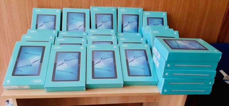 Tablete și wi-fi gratuit pentru copiii din comunitatea de la Pata Rât