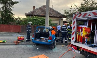 Şi-a rupt maşina în două de un stâlp, la intrare în Cluj. Trei persoane încarcerate