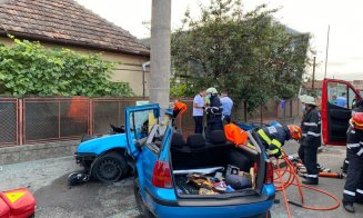 Şi-a rupt maşina în două de un stâlp, la intrare în Cluj. Trei persoane încarcerate