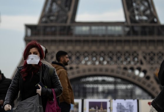 Turnul Eiffel se deschide azi. Turiştii trebuie să urce pe scări