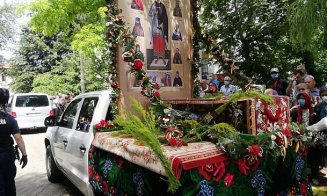 Procesiune religioasă fără distanţare cu mii de oameni, în cel mai mare focar COVID-19 din România