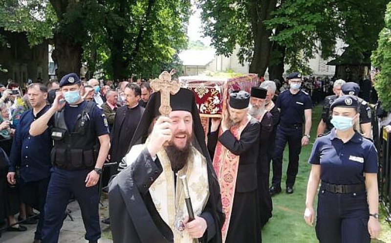 Procesiune religioasă fără distanţare cu mii de oameni, în cel mai mare focar COVID-19 din România