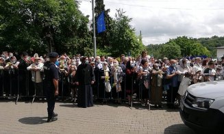 Procesiune religioasă fără distanţare cu mii de oameni, în cel mai mare focar COVID-19 din România
