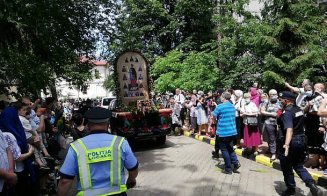 Procesiune religioasă fără distanţare cu mii de oameni, în cel mai mare focar COVID-19 din România