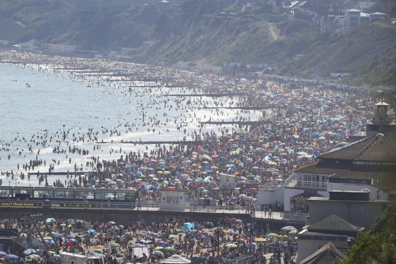 Mii de britanici s-au înghesuit ieri pe plajă fără a ţine cont de măsurile de protecţie