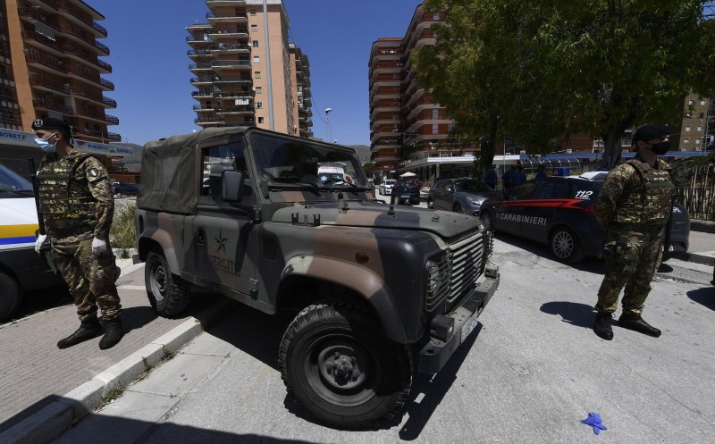Armata, trimisă pentru a securiza o zonă roşie de lângă Napoli. Rezidenţii infectaţi au încercat să fugă din carantina forţată