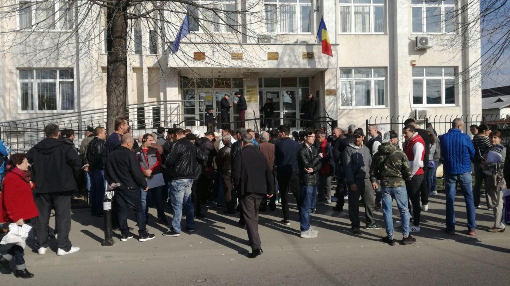 Când scapă clujenii din Gheorgheni de cele 500 de maşini zilnice de la Serviciul de permise și înmatriculări auto